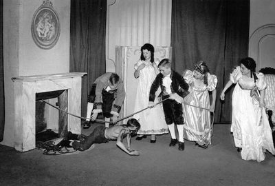 502616 Afbeelding van een scène uit het toneelstuk Let's Make an Opera van Benjamin Britten door leerlingen van het ...